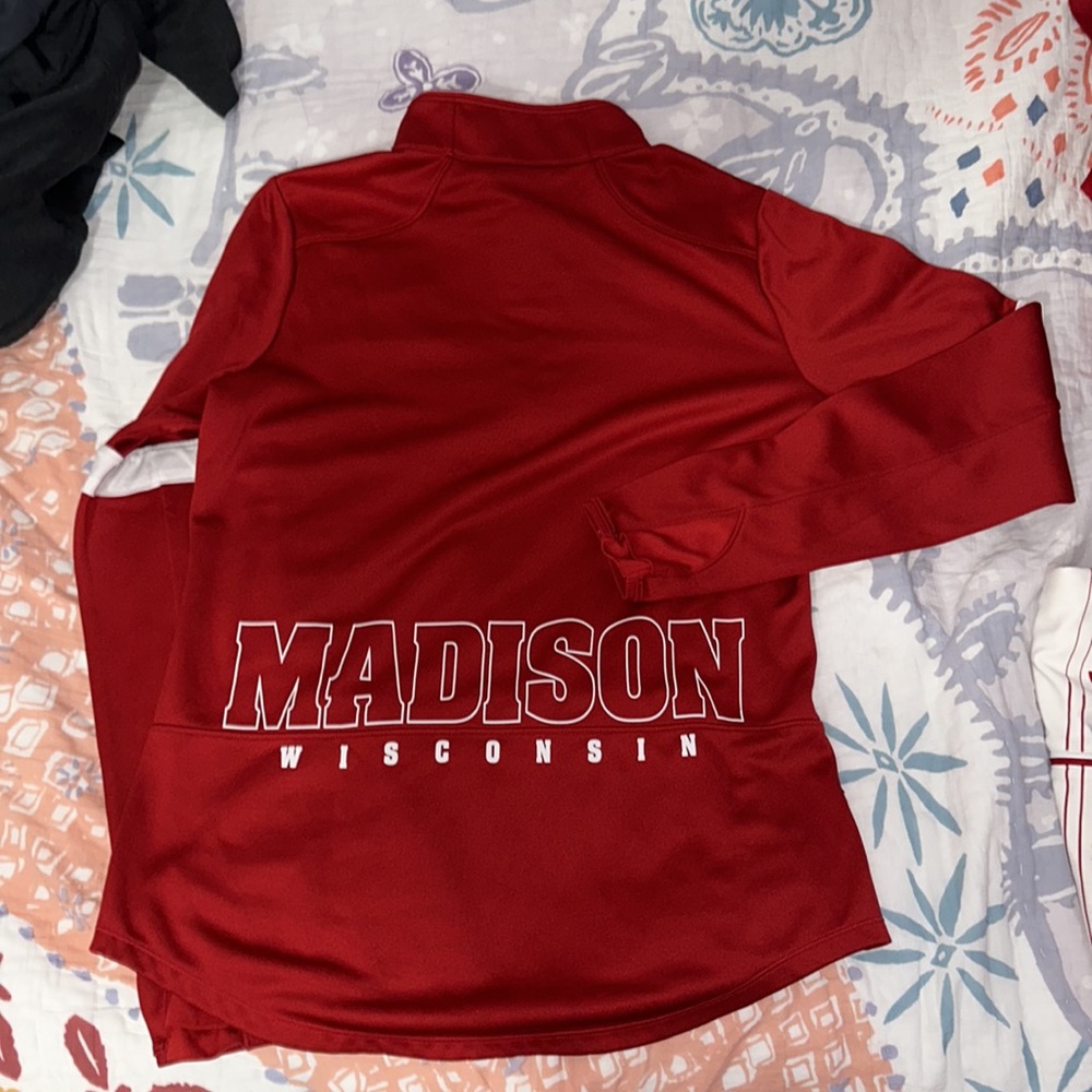 Wisconsin pullover - Picture 2 of 2